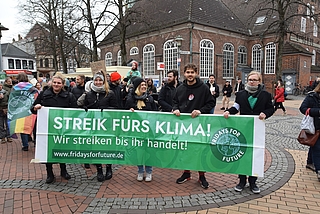 Vor der Nikolaikirche in Elmshorn startete ein Protestmarsch von Fridays for Future. (Foto: Frank)