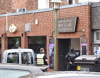 Beamte stehen vor der Bar Hye Class. (Foto: Frank)