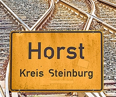 Die Horster Spange ist als neue zweigleisige Eisenbahnstrecke zwischen Elmshorn und Itzehoe entlang der A23 angedacht. Sie soll die Fahrzeit zwischen diesen Städten von 22 auf 12 Minuten verkürzen. (Fotos: Frank/Pixabay)