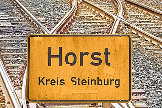 Die Horster Spange ist als neue zweigleisige Eisenbahnstrecke zwischen Elmshorn und Itzehoe entlang der A23 angedacht. Sie soll die Fahrzeit zwischen diesen Städten von 22 auf 12 Minuten verkürzen. (Fotos: Frank/Pixabay)