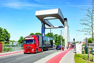 Alle halbe Jahr muss die Käpten-Jürs-Brücke umfangreich gewartet werden. Der Klapp-Mechanismus ist der Preis dafür, dass auch größere Schiffe wie die „Klostersande“ den Hafen noch ansteuern oder verlassen können. (Foto: Strandmann)