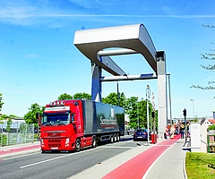 Alle halbe Jahr muss die Käpten-Jürs-Brücke umfangreich gewartet werden. Der Klapp-Mechanismus ist der Preis dafür, dass auch größere Schiffe wie die „Klostersande“ den Hafen noch ansteuern oder verlassen können. (Foto: Strandmann)