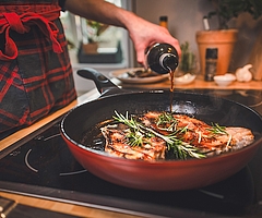 Bevor das Kotelett in die Pfanne kommt: Die, die in der Fleischproduktion arbeiten, sollen besser verdienen – nämlich mindestens 14,50 Euro pro Stunde. Das fordert die Gewerkschaft NGG Hamburg-Elmshorn. (Foto: NGG | Tobias Seifert)