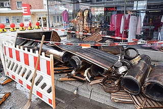 Teile des Rauchabzugs liegen auf dem Gehweg an der Königstraße. (Foto: Frank)
