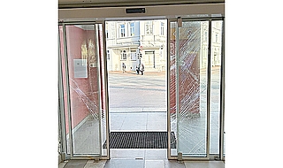 Die Bahnhofstür zersplitterte. (Foto: Bundespolizei)