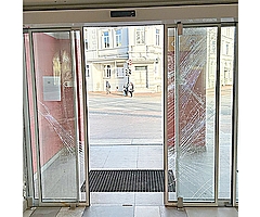 Die Bahnhofstür zersplitterte. (Foto: Bundespolizei)