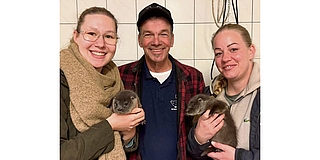 Die Fischotterkinder Momo und Mimi sind noch klein. Milena Schulz (links) und Lotte Knesebeck vertrauten sie Christian Erdmann vom Wildtier- und Artenschutzzentrum an. (Foto: Erdmann/Wildtier- und Artenschutzzentrum)