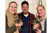 Die Fischotterkinder Momo und Mimi sind noch klein. Milena Schulz (links) und Lotte Knesebeck vertrauten sie Christian Erdmann vom Wildtier- und Artenschutzzentrum an. (Foto: Erdmann/Wildtier- und Artenschutzzentrum)