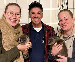 Die Fischotterkinder Momo und Mimi sind noch klein. Milena Schulz (links) und Lotte Knesebeck vertrauten sie Christian Erdmann vom Wildtier- und Artenschutzzentrum an. (Foto: Erdmann/Wildtier- und Artenschutzzentrum)