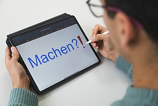Wenn es um die Weiterbildung im Job geht, kommt oft der kritische Punkt: Machen – oder nicht? Die Gewerkschaft NGG rät dazu, sich für die Arbeitswelt von morgen fit zu machen. „Betriebe sollten mehr in Weiterbildung investieren. Und mehr Beschäftigte sollten die Chance nutzen“, so die NGG Hamburg-Elmshorn. (Foto: NGG / Nils Hillebrand)