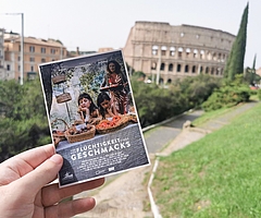 „Von der Flüchtigkeit eines Geschmacks“ gewann in der Kategorie „Best Fiction“. Produzent Gerrit Gronau flog zur Preisverleihung nach Rom – und schoss dieses Bild seines Film-Flyers vor ikonischer Kulisse. (Foto: Gronau)