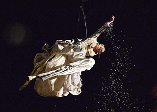 Der Elmshorner Engelsflug eröffnet traditionell den Lichtermarkt. (Foto: Frank)