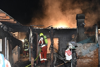 Die Feuerwehr bekämpfte den Brand im Schuppen. (Foto: Michael Bunk, Kreisfeuerwehrverband Pinneberg)