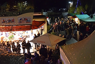 Der Platz vor dem Vereinshaus Op de Host war gut gefüllt. (Foto: Frank)