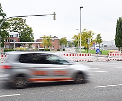 Die Käpten-Jürs-Brücke wird regelmäßig für Wartungsarbeiten gesperrt. Die Baken stehen in der Regel an der Einmündung von der Westerstraße in die Deichstraße. (Archiv: Frank)