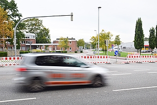 Die Käpten-Jürs-Brücke wird regelmäßig für Wartungsarbeiten gesperrt. Die Baken stehen in der Regel an der Einmündung von der Westerstraße in die Deichstraße. (Archiv: Frank)