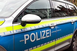 Die Polizei hat die Präsenz im Elmshorner Bahnhofsbereich deutlich verstärkt. In der Vergangenheit hat es in Elmshorn bereits mehrere Messer-Vorfälle gegeben. Im August 2021 verstarb ein Mann im Bereich der Holstenstraße. Der Täter handelte damals nach Überzeugung der Staatsanwaltschaft in Notwehr.   (Foto: Strandmann)