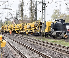 Die Rottenwarnanlage (vorn) besteht aus einer Reihe von Warnlampen und Signalhörnern, die über mehrere hundert Meter neben den Gleisen aufgestellt wurden. Der gelbe Spezialzug transportiert bei den Gleisarbeiten entstandenen Bauschutt Richtung Norden. Das Bild entstand an Gleis 1 des Elmshorner Bahnhofs. (Foto: Frank)