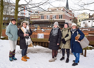Präsentieren ein neues Schild an der Futterstelle für Tauben neben dem Torhaus: Katharina Erdmann (von links), Andrea Lokies, Lea Caradonna, Susanne Gentzsch und Jana Beerenwinkel von der Initiative Stadttauben Elmshorn fordern die Bürgerinnen und Bürger auf, nicht eigenständig Futter zu platzieren. (Foto: Frank)