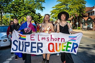 Gute Laune bei herrlichem Wetter: Die LGBTQ+ Community liebt es bunt und bekennt mutig Flagge für mehr Rechte bei der Geschlechtsidentität. (Foto: Maximilian Ringeling)