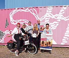 Laden zum ersten Elmshorner Feierabend-Markt ein: „klaun A“ alias Almuth Evers (von links), Wiebke Läu vom Stadtmarketing, Tim Ahrens von Hamke Event & Messe, Malin Waldow und Ralf Hots-Thomas vom Stadtmarketing sowie Marktmeisterin Alexandra Eltze. (Foto: Frank)