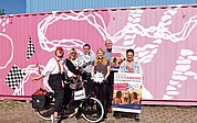 Laden zum ersten Elmshorner Feierabend-Markt ein: „klaun A“ alias Almuth Evers (von links), Wiebke Läu vom Stadtmarketing, Tim Ahrens von Hamke Event & Messe, Malin Waldow und Ralf Hots-Thomas vom Stadtmarketing sowie Marktmeisterin Alexandra Eltze. (Foto: Frank)