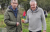 Bürgervorsteher Andreas Hahn (rechts) und sein zweiter Stellvertreter Matthias Pitzer machten sich vor Ort persönlich ein Bild vom Obstpflücken. (Foto: Mario Meisberger/Stadt Elmshorn)