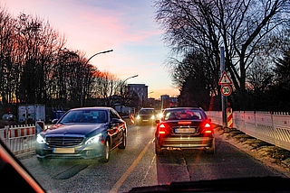 Einspuriger, gegenläufiger Verkehr – das gab‘s bei den Bauarbeiten im Verlauf der Hamburger Straße, wie hier im Bild der Abschnitt Hainholzer Damm – Steindamm, schon häufiger. Diesmal ist nur ein kurzer Abschnitt im Bereich Esso-Tankstelle und Rostock betroffen. Staus sind dennoch wahrscheinlich. (Foto: Strandmann/Archiv)