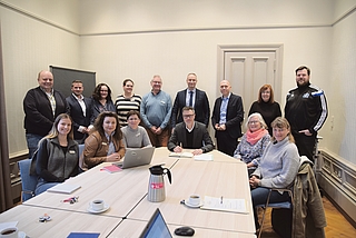 Die führenden Köpfe des Elmshorner Rathauses trafen sich am Dienstag in der Weißen Villa zu ihrer ersten Amtsleiterrunde zusammen mit dem neuen Oberbürgermeister Erik Sachse (Mitte, sitzend): Carsten Passig (hintere Reihe, von links), Leiter des Haupt- und Rechtsamts, Daniel Faron, Leiter des Amts für Kinder, Jugend, Schule und Sport, Vera Hippauf, Leiterin des Gebäudemanagements, Caroline Schultz, Leiterin des Amts für Kultur und Weiterbildung, Jörg Schmidt-Hilger, Leiter des Amts für Stadtentwicklung und Umwelt, Erster Stadtrat Dirk Moritz, Baustadtrat Marius Munk, Martina Sözen, Leiterin des Ordnungsamts, Malte Schmidt, Leiter des Betriebshofs, Mara Stolz (sitzend, von links), neue Leiterin des Amts für Soziales, Sybille Weinmann-Klinkow, Leiterin des Amts für Projektentwicklung, Christina Schötzow, Leiterin des Amts für Tiefbau und Verkehr, Lydia Thobe, Leiterin des Amts für Finanzen und Wiebke Penzholz, Leiterin des Rechnungsprüfungsamts. (Foto: Frank)