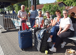 Diese Gruppe von Freundinnen aus dem Raum Wacken und Schenefeld strandete in Elmshorn. Sie waren am Morgen in Itzehoe mit dem Zug Richtung Schwerin aufgebrochen. Die Frauen wollen sich die Stadt bis Sonntag ansehen. Seit 26 Jahren unternehmen sie gemeinsame Reisen. Durch die Bahnstörung in Elmshorn ließen sie sich die Stimmung aber nicht vermiesen. (Foto: Frank)