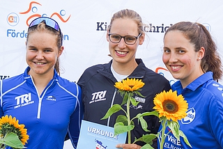 So sehen Sieger aus: das erfolgreiche Triathlon-Trio aus Elmshorn. (Foto: EMTV)