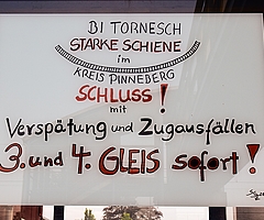 Mit diesem Plakat am Tornescher Bahnhof fordert die Bürgerinitiative Starke Schiene den raschen Bau der Gleise 3 und 4 zwischen Pinneberg und Elmshorn. (Foto: Frank)