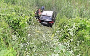 Das Auto landete in einem versumpften Regenrückhaltebecken. Angehörige stiegen hinab, um nach dem Zustand des Wagens zu sehen. (Foto: Frank)