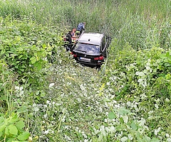 Das Auto landete in einem versumpften Regenrückhaltebecken. Angehörige stiegen hinab, um nach dem Zustand des Wagens zu sehen. (Foto: Frank)