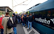 Gedränge auf dem Tornescher Bahnhof. Nun ist die Hoffnung groß, dass sich der Ansturm ab 2026 auf mehr Züge als heute verteilen kann. (Foto: Rainer Strandmann/Archiv)