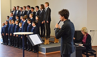 Beim Neujahrsempfang traten die Chorknaben Uetersen zusammen mit den Flötisten Tilman Clasen auf. Susanne van den Bos begleitete sie am E-Piano. (Foto: Frank)