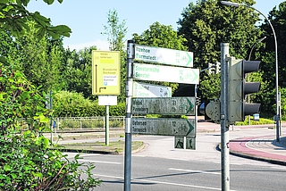 Wer mit dem Fahrrad den Pfeilen Richtung Uetersen und Tornesch folgt, fährt auf der richtigen Seite der Hamburger Straße, die nach rechts zur A23 verläuft. Wer aus Richtung A23 auf das Schild zuradelt, bewegt sich aber auf der falschen Seite der Hamburger Straße. (Foto: Frank)