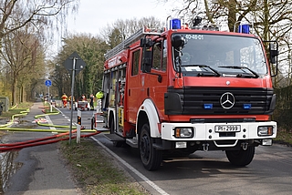 Ein Löschfahrzeug steht auf der Betonstraße, die während des Einsatzes gesperrt war. (Foto: Frank)