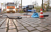 Am Elmshorner ZOB liefen mehrere Liter Dieselkraftstoff aus dem Tank eines Linienbusses in Richtung eines Gullys, vor dem deshalb eine Sandsperre angelegt wurde. (Foto: Frank)