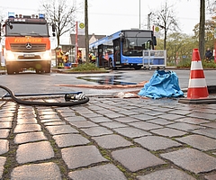 Am Elmshorner ZOB liefen mehrere Liter Dieselkraftstoff aus dem Tank eines Linienbusses in Richtung eines Gullys, vor dem deshalb eine Sandsperre angelegt wurde. (Foto: Frank)