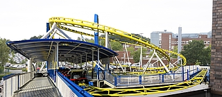 Eine Achterbahn vor der Regio Klinik in Elmshorn: Mit dieser Fotomontage bebilderten wir unseren Aprilscherz. (Fotos: Strandmann und Pixabay, Montage: Frank)