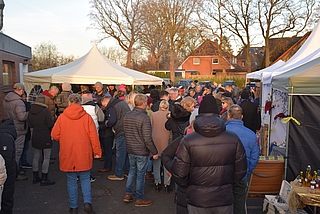 Neben der Feuerwache trafen sich viele Leute zum Klönschnack und Würstchenessen. (Foto: Frank)