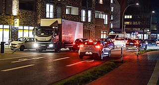 Das Verkehrschaos vor der Post in Elmshorn an der Feldstraße war am Montagabend, 15. Dezember, perfekt. (Foto: Frank)