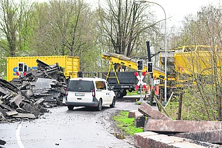 Der Bahnübergang Koppeldamm in Tornesch ist gesperrt. Am Dienstag, 2. April, wurden dort die Gleise erneuert. (Foto: Frank)