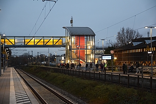 Der Zug kam zunächst im Bahnhofsbereich, aber nicht am Bahnsteig zum Stehen. (Archivfoto: Frank)