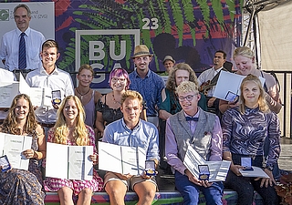 Holten eine Goldmedaille nach Elmshorn: Henning Rath (hintere Reihe, links), Hendrik Christoph (vorn, 3. von links) und Swea Lüdemann (hintere Reihe, rechts). (Foto: Wirtschaftsverband Gartenbau Norddeutschland e.V.)