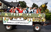 Der Wagen des Land-Frauen-Verein Klein Nordende und Umgebung war mit Bienenfiguren, Garben und Wimpeln geschmückt. (Foto: Frank)