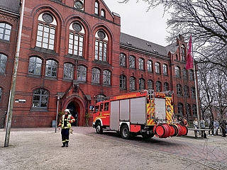 Die Feuerwehr rückte zur Bismarckschule an, musste aber nicht eingreifen. (Foto: Frank)