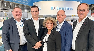 Verkünden gute Nachrichten für Elmshorn: Immo Neufeldt (Bayern LB, v. l.), Matthias Runge (Real IS AG), Wirtschaftsförderin Angelika von Bargen, Baustadtrat Marius Munk und Oberbürgermeister Volker Hatje. (Foto: Stadt Elmshorn)