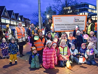 Der Lichterspaziergang startete am Marktplatz und führte durch die Fußgängerzone sowie zum Rathaus. (Foto: Frank)